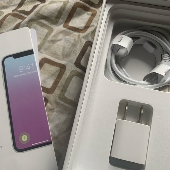 iPhone XR 64gb - Picture 4 of 8